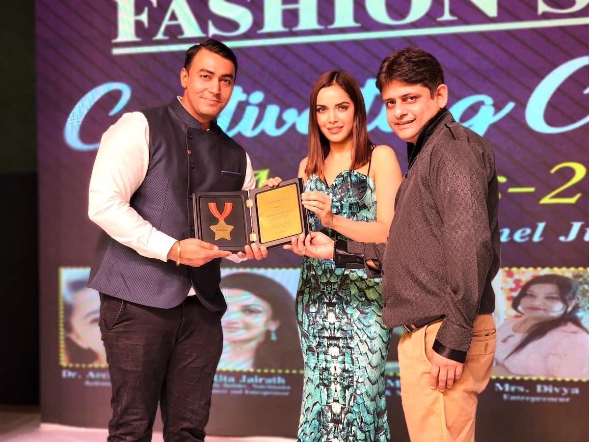Khushal Chopra Receives the Award at Captivating Creation Awards 2022